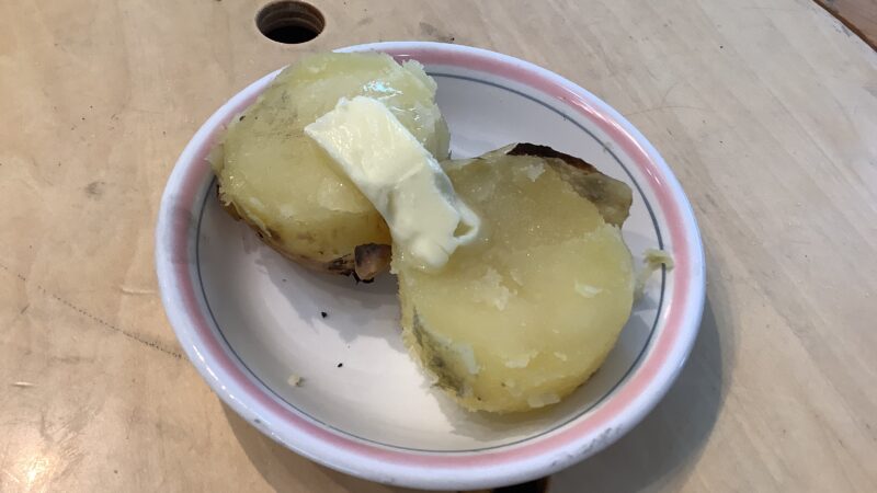 おやつは焼きじゃがバター♪